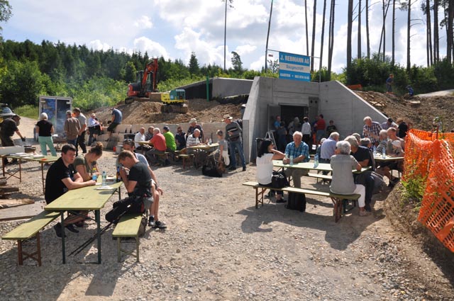 Über 100 Personen folgten am Samstagmorgen der Einladung zur Besichtigung des neuen Reservoirs Äspleberg; nebst Informationen waren die Interessierten auch zu Getränken oder etwa einer herrlichen Wildschweinwurst der Jagdgesellschaft eingeladen. Foto: Jörg Wägli
