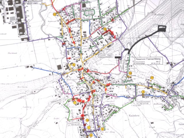 Die roten Punkte markieren die Wasserleitungsbrüche, welche zu verzeichnen waren. Foto: Jörg Wägli