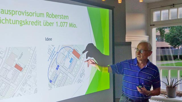 Stadtrat Walter Jucker stellt die Traktanden der Gemeindeversammlung vor. Foto: zVg