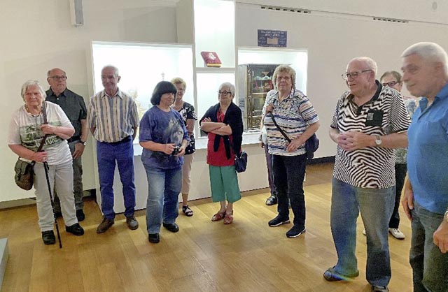 Gebannte Zuhören bei der Museumsführung. Foto: zVg