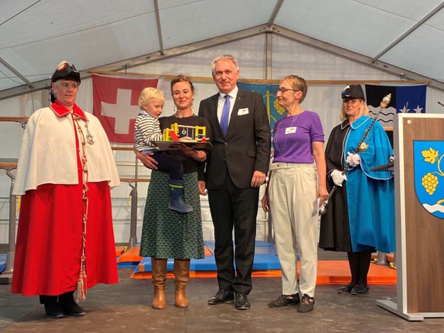 Geschenk des Kantons Aargau: Geschenkübergabe von Landammann Alex Hürzeler (Mitte) und Grossratspräsidentin Elisabeth Burgener Brogli (Zweite von rechts) an Irène Kälin (Zweite von links). Foto: © Kanton Aargau