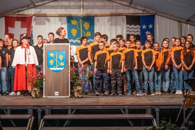 Irène Kälin bedankt sich bei allen Helferinnen und Helfern für den gelungenen Anlass. Foto: © Peter Siegrist