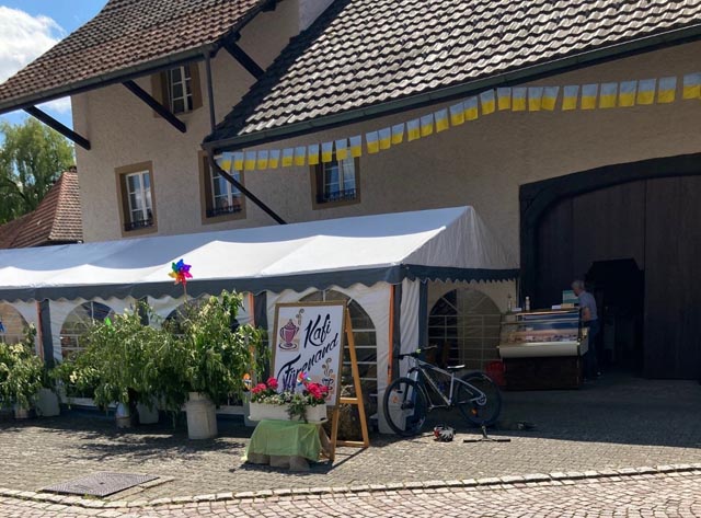 Kafi Fürenand auf dem Dorfplatz in Wölflinswil. Foto: gwi