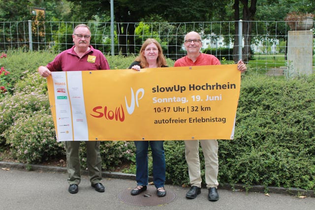 Gerhard Zumsteg, Präsident des Vereins slowUp Hochrhein (links), mit Helene Häseli und Wendel Hilti von der slowUp-Geschäftsstelle freuen sich, dass der Anlass wieder stattfinden kann. Foto: Sonja Fasler