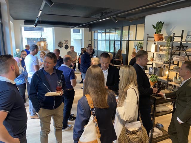 Viele Gäste an der Eröffnung des Bachsteffel Home Market in Rheinfelden. Foto: Sonja Fasler  