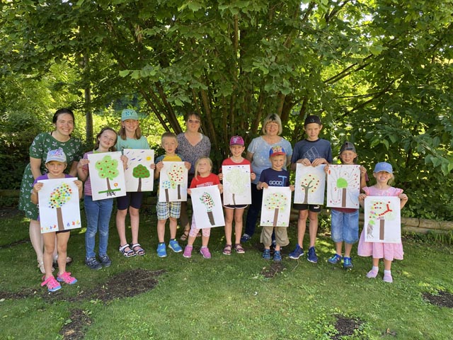 Die Kinder zeichneten am Samstag den Baum, der aus dem Senfkorn entstanden ist. Foto: Ruth Imhof-Moser