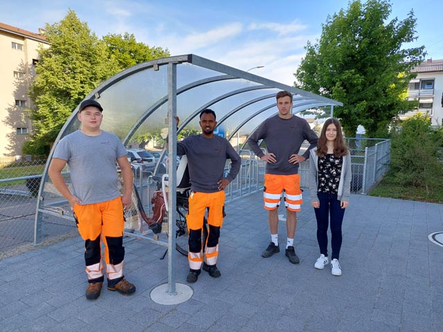 Beim neuen Fahrradunterstand Racht (von links): Die Lernenden Andreas Schmid und Hermon Asghedom, Bauamtsmitarbeiter Jan Stäuble sowie Lernende Laura Deiss. Foto: zVg