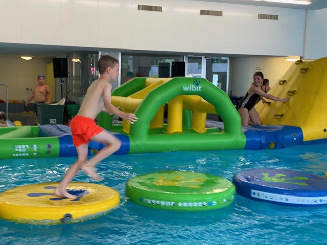 Die Pool-Party boot viel Action im kühlen Nass. Foto: zVg