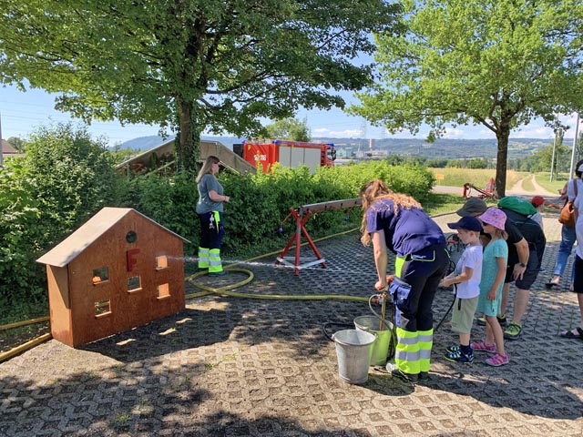 Mit der Handpumpe das «Feuer» im Spielzeughaus löschen.  Foto: zVg