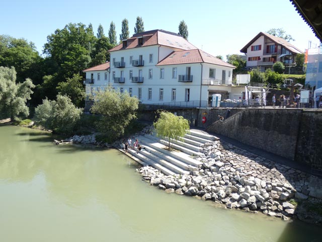 Die neue Treppe lädt zum Verweilen ein; eine Rampe entlang des alten «Lindt-Gebäudes» macht den Rheinuferweg auch für Personen mit Gehbehinderung möglich . Foto: Jörg Wägli