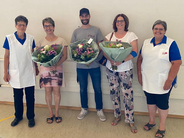 2999. Spenderin Rita Freiermuth, 3000. Spender Yves Heimann und 3001. Spenderin Evelyne Schreiber umrahmt von Blutspendeverantwortlicher und Präsidentin des Samaritervereins Zeiningen. Foto: zVg