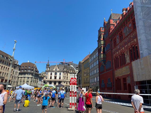 Der Marktplatz in Basel war fest in der Hand der OL_Läufer. Foto: zVg