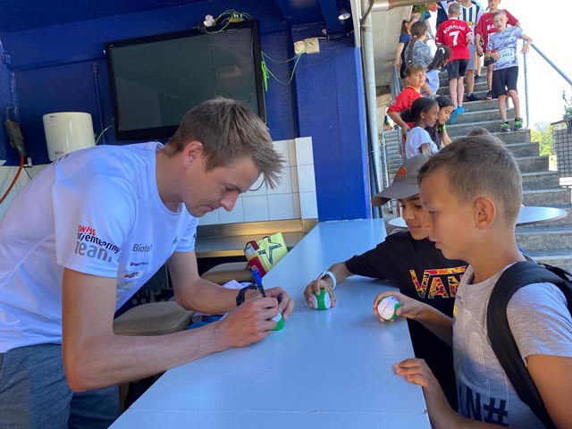 Die Autogramme von OL-Weltmeister Matthias Kyburz waren begehrt. Foto: zVg