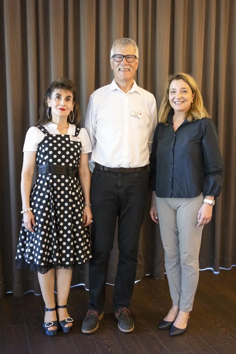 Von links: Regula Kiechle (Geschäftsführerin SRK Kanton Aargau), Hans Rösch (Vorstandspräsident) und Barbara Schmid-Federer (designierte Präsidentin des Schweizerischen Roten Kreuzes) an der Generalversammlung in Oberentfelden. Foto: zVg