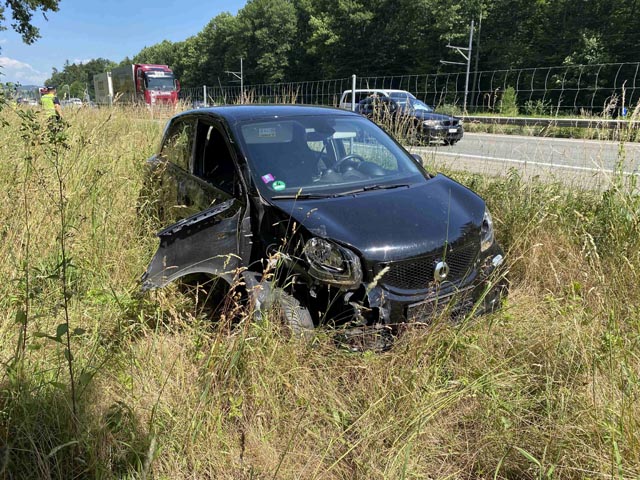 Am Auto sowie am Zaun entstand grosser Schaden. Foto: Polizei AG