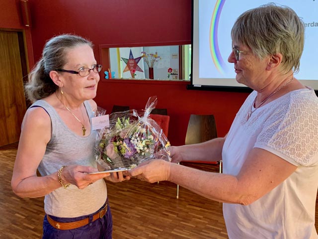 Gratulation für Dienstjubiläum an Margrit Alder durch Ruth Imhof-Moser. Foto: Fritz Imhof