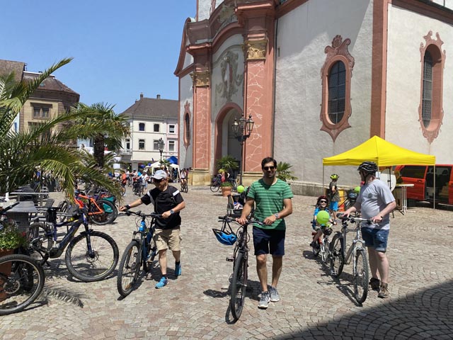 Das Gedränge auf dem Münsterplatz in Bad Säckingen hielt sich in Grenzen. Foto: Sonja Fasler
