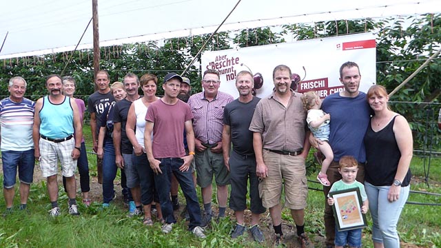 Bei den Medaillen-Trägern ist gut Kirschen essen (von links): Seeholzer Marietta & Andreas, Künten, Schreiber Adrian, Wegenstetten, Keller Daniel, Hottwil, Rennhard Kurt, Leuggern, Burkart Zita & Hansruedi, Obermumpf, Stenz Max, Leutwil, Müller Ruth, Alikon, Hort Martin, Wittnau, Müller Paul, Alikon, Leimgruber Urs, Gipf-Oberfrick; vorne: Sieger Janine & Peter Hagenbuch, Oberlunkhofen mit Kinder Luca & Elisa. Foto: zVg