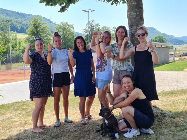 Bild: (stehend v.l.n.r.): Nathalie Vogel, Ramona Erb, Anke Geissler, Yvonne Köhler, Tanja John (Captain), Sibylle Heuberger; (sitzend) Maskottchen Faith und Maria Cisarikova. Foto: zVg