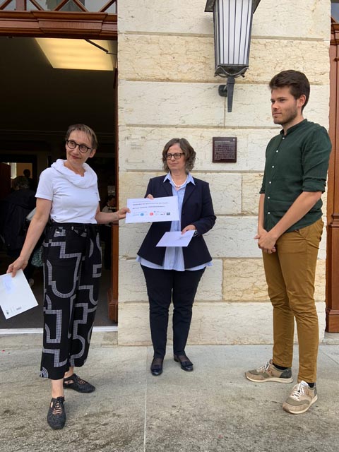 Grossratspräsidentin Elisabeth Burgener Brogli (links) und Staatsschreiberin Joana Filippi nahmen die Unterschriftenliste vom Präsidenten des Vereins Netzwerk Asyl Aargau, Rolf Schmid, entgegen. Foto: zVg