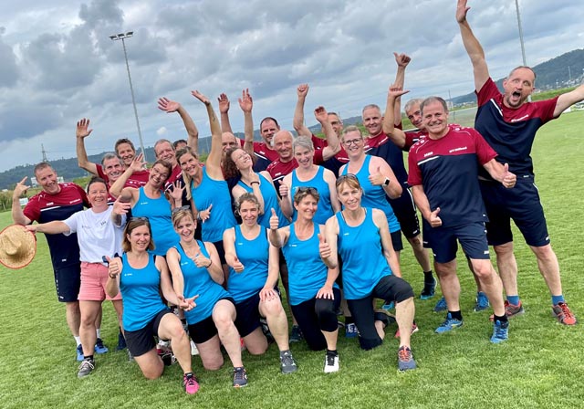 Die Frauen und Männer aus Wölflinswil erreichten trotz starkem Regen und Sturm ein Spitzenresultat am Kantonalturnfest in Wettingen. Foto: zVg