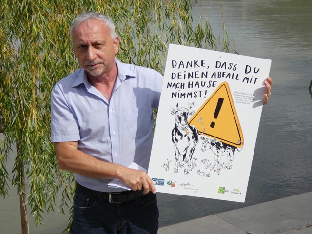 Kurt Bächtold mit den Tafeln der Sensibilisierungsaktion des Juraparks Aargau, welche der besondern engagierten Gemeinden überreichen durfte. Foto: Jörg Wägli