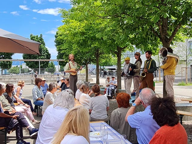 Schlussspurt der Kultursaison Möhlin: Sonne, fetzige Rhythmen von «Dampfbühler» und ein gut gelauntes Publikum. Foto: Astrid Pfoster