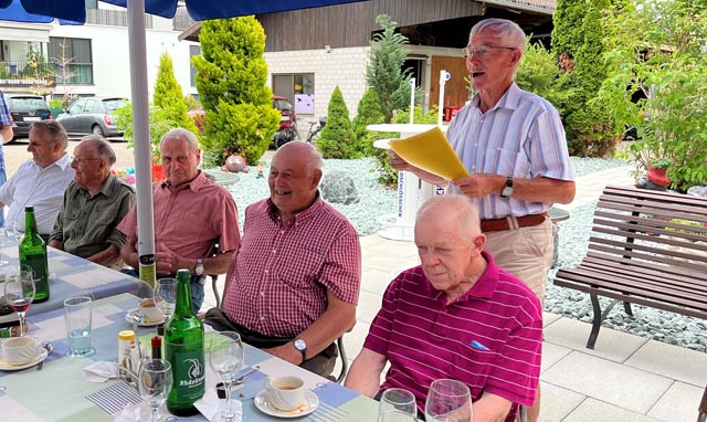 Alois Kuoni, Bruno Meier (beide aus Oberhof), Guido Erni (Schupfart), Oski Schmid (Herznach) und Walter Brack (Bözen) (von links) gehören unter vielen weiteren zu regelmässigen Teilnehmern, die Initiator Peter Deiss (stehend) auch am Freitag willkommen heissen durfte. Foto: zVg