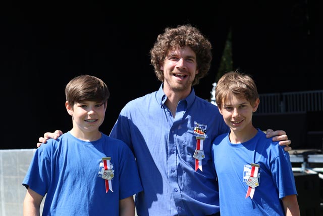 Steuermann Timo Wiekert mit Jungpontonierleiter Dany Wyss und Vorderfahrer Noé Fäs (von links) zeigen stolz ihre Kranzauszeichnung. Foto: Simon De Bona   