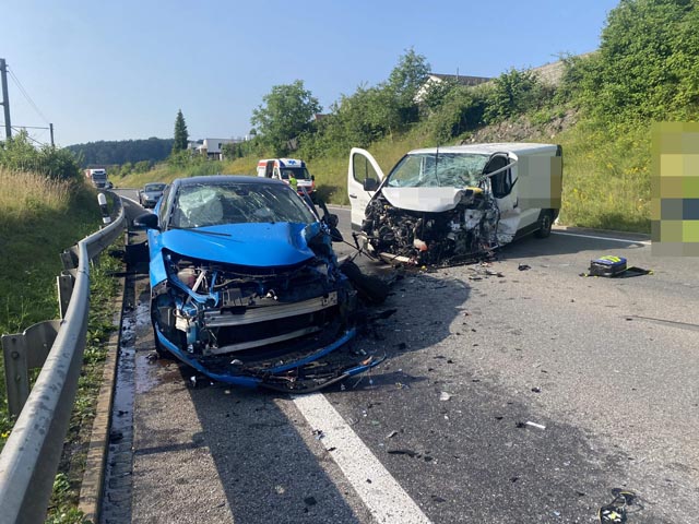 Frontalkollision in Hausen forderte zwei verletzte Personen. Foto: Polizei AG