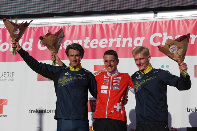 August Mollen (SWE, 2nd), Matthias Kyburz (Liebefeld /SUI, Weltmeister), Jonatan Gustafsson (SWE, 3rd), bei der Siegerehrung. Foto: swiss orienteering / remy steinegger