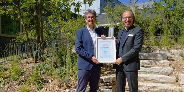 Freuen sich über die erneut erreichten fünf Sterne: CEO Dr. med. Serge Reichlin und Qualitätsmanager Georg Schielke. Foto: zVg