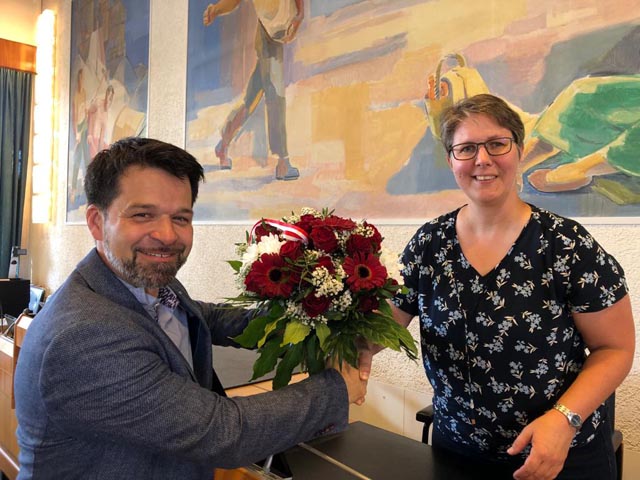 Stadtpräsident Daniel Spinnler gratuliert Sonja Niederhauser zu ihrer Wahl zur höchsten Liestalerin. Foto: zVg