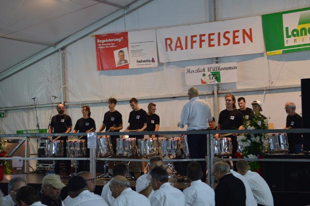 Die Tamburengruppe Wittnau heizte den Besuchern im Festzelt ein. Foto: zVg