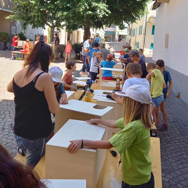 20 Kinder bauten unter Anleitung die Igelboxen... Foto: zVg