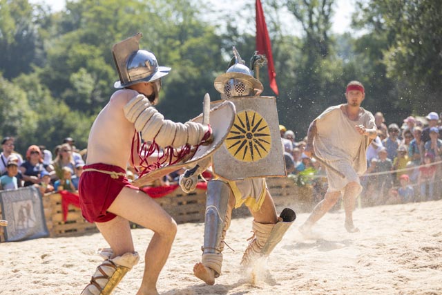 Gladiatoren demonstrieren ihre Kampfkunst am Römerfest Augusta Raurica. Foto: @Augusta Raurica, Susanne Schenker