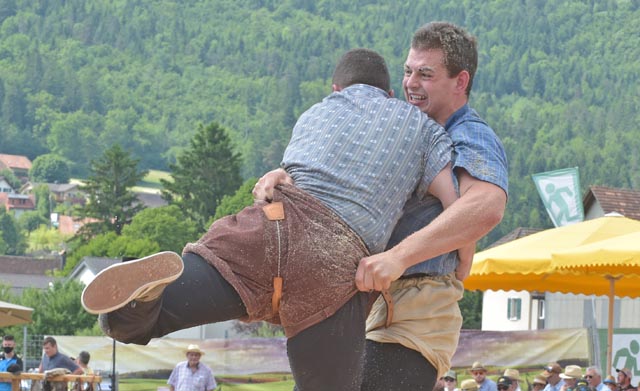 Andreas Döbeli (rechts) hat am Aargauer «Kantonalen» die Ehre, gleich im ersten Gang die Stärke von Pirmin Reichmuth bei seinem Comeback zu testen. Archivbild: wr   