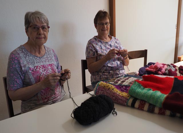 Vreni Rehmann und Lucia Leubin sind leidenschaftliche Strickerinnen und engagieren sich in der Steiner Strickgruppe. Foto: Fabrice Müller