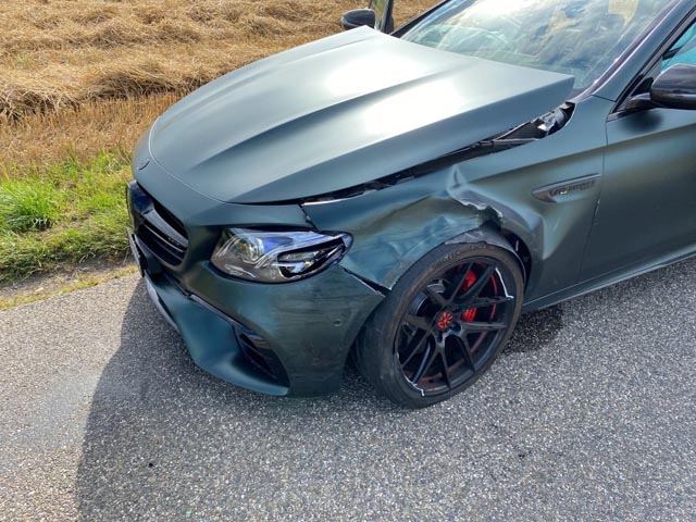 Ein riskantes Überholmanöver in Villigen endete mit einer Kollision. Foto: Polizei AG