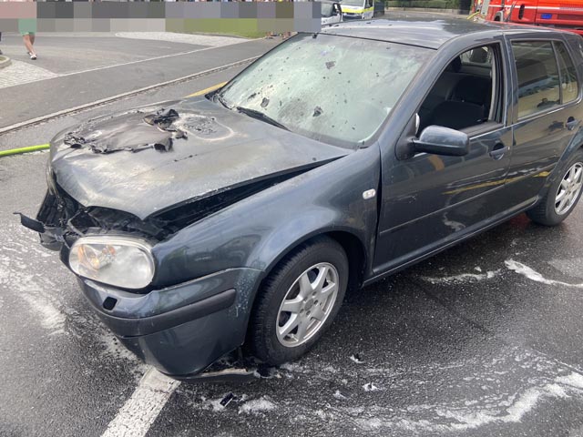 Der VW Golf fing Feuer. Foto: Polizei AG