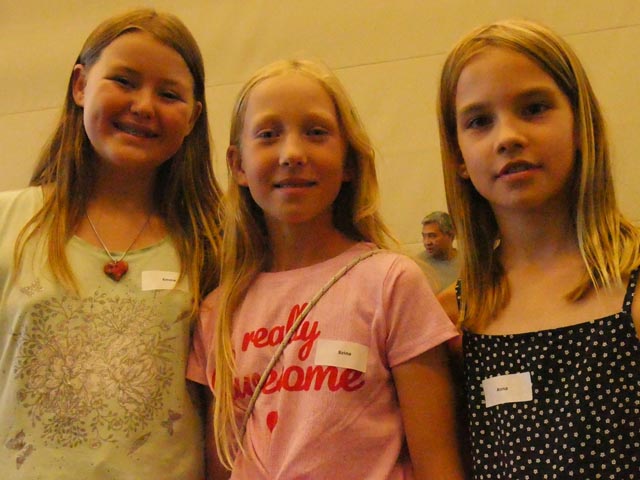 Emma, Sina und Anna (von links) würden in der Schule auch gerne mehr über den richtigen Umgang mit den vielen Sozialen Medien lernen. Foto: Jörn Kerckhoff