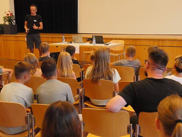 Referent Roland Sens machte mit seinem Referat auf die Gefahren im Umgang mit Sozialen Medien aufmerksam. Foto: Jörn Kerckhoff