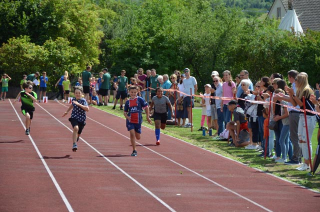 Die Kinder liefen so schnell wie sie konnten. Foto: Martin Rippstein