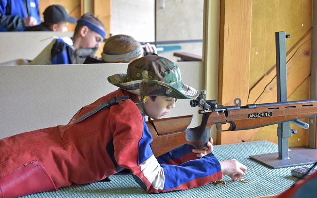 Junger Schütze mit Hut: Der Oberentfelder Mika Peterhans gewann mit knappem Vorsprung in der Kategorie U15 liegend aufgelegt. Foto: wr
