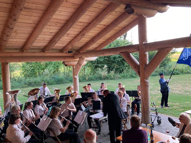Vor dem Blockhaus in Zeiningen spielte die M;usikgesellschaft zum Jubilarenapéro auf. Foto: zVg