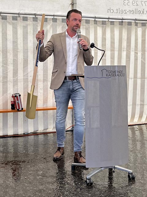 Marc Ritter, CEO der AEW, mit dem Spaten vom Spatenstich vom September 2019. Foto: aew