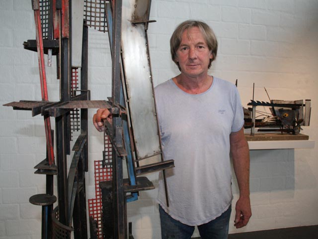 Daniel Waldner an einer Skulptur aus Metall. Foto: Peter Schütz