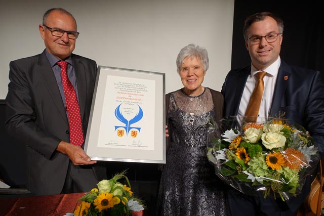 Maria-Theresia Rist hat den Friedenspreis von Laufenburg erhalten. Links Stadtammann Herbert Weiss, rechts Bürgermeister Ulrich Krieger. Foto: Peter Schütz