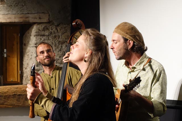 Das Trio Wunderkram begleitete die Verleihung des Friedenspreises musikalisch. Foto: Peter Schütz
