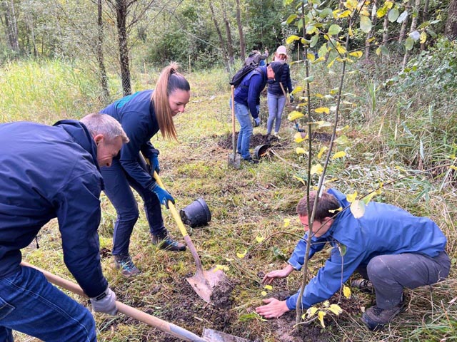 Neue Bäume für die Schmetterlinge – Pflanzaktion in der Naturwerkstatt Eriwis in Schinznach. Foto: zVg